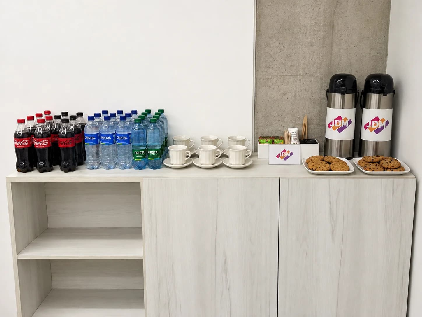 Coffee station de JDM con café, bebidas y acompañamientos